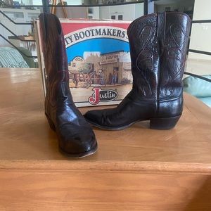Justin brand cowboy boots . Black and red .